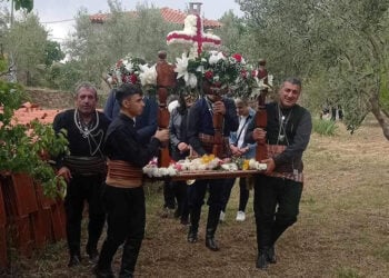 Ο επιτάφιος του Αγίου Δημητρίου Κασσιτερών (φωτ.: Facebook / Κασσιτερά - Σύλλογος Ποντίων Σαπών)