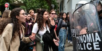 Κατά την εκκένωση της κατάληψης φοιτητές ήρθαν σε αντιπαράθεση με την αστυνομία (φωτ.: EUROKINISSI/Τατιάνα Μπόλαρη)