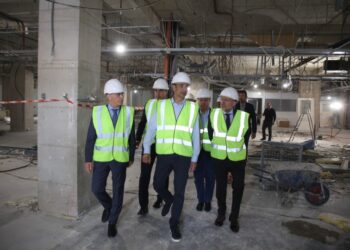 Ο Κυριάκος Μητσοτάκης ξεναγείται στα έργα του νοσοκομείου «Αττικόν» (φωτ.: EUROKINISSI/POOL/Άρης Οικονόμου)