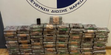 Τα πακέτα με την κοκαΐνη τα οποία εντοπίστηκαν στο φορτίο με τα κατεψυγμένα καλαμαράκια (φωτ.: Ελληνική Αστυνομία)