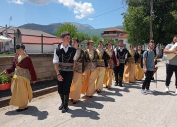 Έφηβοι με ποντιακές φορεσιές σε δρόμο της Άρδασσας τη δεύτερη μέρα του Πάσχα (φωτ.: e-ptolemeos.gr)