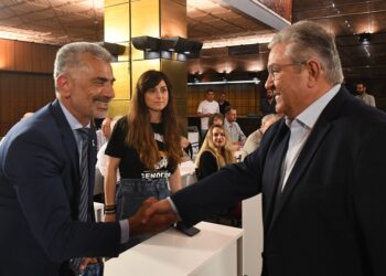 Ο γενικός γραμματέας του ΚΚΕ ανταλλάσσει χειραψία με τον πρόεδρο της Παμποντιακής Ομοσπονδίας Ελλάδος (φωτ.: 902.gr)