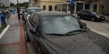 Έρμαια της λασποβροχής θα είναι και αύριο τα αυτοκίνητα (φωτ.: EUROKINISSI/Γιώργος Ευσταθίου)