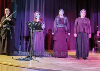 Στιγμιότυπο από την παράσταση «Μαυροθάλασσα, κυρά μου» (φωτ.: lamiareport.gr)