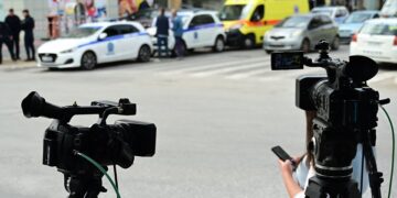 Αστυνομικοί στη συμβολή των οδών Πάρνηθος και Αριστοτέλους στο Μενίδι, όπου βρέθηκε νεκρή η 40χρονη (φωτ.: EUROKINISSI / Κώστας Τζούμας)