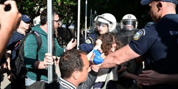 Διαμαρτυρία κατοίκων  για την επέκταση του εργοταξίου του μετρό την πλατεία Εξαρχείων (φωτ.: EUROKINISSI / Τατιάνα Μπόλαρη)