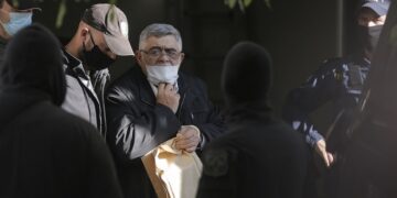 Ο Νίκος Μιχαλολιάκος εξέρχεται από τη ΓΑΔΑ συνοδεία αστυνομικών για να μεταφερθεί στις φυλακές. Παρασκευή 23 Οκτωβρίου 2020 (φωτ.: ΑΠΕ-ΜΠΕ / Κώστας Τσιρώνης)