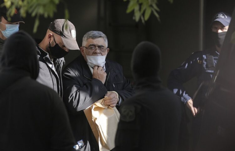 Ο Νίκος Μιχαλολιάκος εξέρχεται από τη ΓΑΔΑ συνοδεία αστυνομικών για να μεταφερθεί στις φυλακές. Παρασκευή 23 Οκτωβρίου 2020 (φωτ.: ΑΠΕ-ΜΠΕ / Κώστας Τσιρώνης)