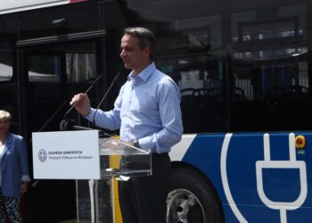 Από την επίσκεψη του Κυριάκου Μητσοτάκη στο αμαξοστάσιο του ΟΑΣΘ στη Σταυρούπολη (φωτ.: ΜΟΤΙΟΝΤΕΑΜ / Βασίλης Βερβερίδης)