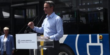 Από την επίσκεψη του Κυριάκου Μητσοτάκη στο αμαξοστάσιο του ΟΑΣΘ στη Σταυρούπολη (φωτ.: ΜΟΤΙΟΝΤΕΑΜ / Βασίλης Βερβερίδης)