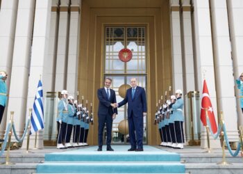 Από αριστερά, ο Έλληνας πρωθυπουργός Κυριάκος Μητσοτάκης με τον Τούρκο πρόεδρο Ρετζέπ Ταγίπ Ερντογάν (φωτ.: Γραφείο Τύπου Πρωθυπουργού/Δημήτρης Παπαμήτσος)
