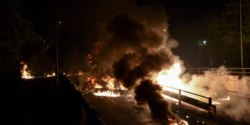 «Αναστάσιμες» μολότοφ στον Νέο Κόσμο (φωτ. αρχείου: EUROKINISSI / Λυδία Σιώρη)