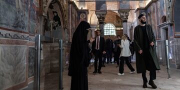 Μουσουλμάνοι μέσα στη Μονή της Χώρας, μετά την επαναλειτουργία της ως τζαμί στις 6 Μαΐου (φωτ.: EPA/Erdem Sahin)