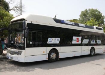 Ένα από τα νέα ηλεκτρικά λεωφορεία που κυκλοφορούν στους δρόμους της Θεσσαλονίκης (φωτ.: ΑΠΕ-ΜΠΕ/Νίκος Αρβανιτίδης)