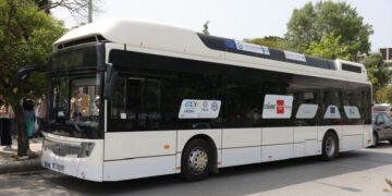 Ένα από τα νέα ηλεκτρικά λεωφορεία που κυκλοφορούν στους δρόμους της Θεσσαλονίκης (φωτ.: ΑΠΕ-ΜΠΕ/Νίκος Αρβανιτίδης)