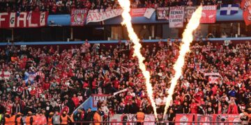 Οπαδοί του Ολυμπιακού στον ημιτελικό του UEFA CONFERENCE LEAGUE με την Άστον Βίλα, στη Βρετανία (φωτ.: EUROKINISSI/Γιώργος Ματθαίος)