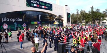 Έλεγχοι των οπαδών έξω από το γήπεδο ΟΠΑΠ Arena (φωτ.: EUROKINISSI/Klodian Lato)
