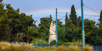 Ανοιξιάτικο ουράνιο τόξο στην Αθήνα (φωτ.: EUROKINISSI / Γιάννης Παναγόπουλος)