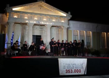 Χορωδία έξω από το δημοτικό μέγαρο Πάφου, στην εκδήλωση για τα 105 χρόνια από τη Γενοκτονία των Ποντίων (φωτ.: Δήμος Πάφου)