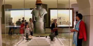 H ολόσωμη πανοπλία της μυκηναϊκής εποχής που βρέθηκε στο χωριό Δενδρά της Αργολίδας, αποτελείται από πλάκες σφυρήλατου χαλκού και χρονολογείται από τον 15ο αιώνα π.Χ. (φωτ.: EUROKINISSI/Μιχάλης Παπαδόπολος)