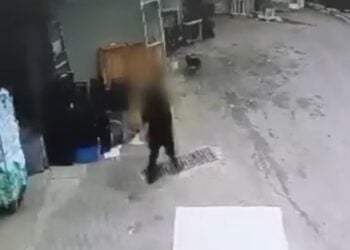 Πλάνο από κάμερα ασφαλείας δείχνει τον πατέρα να μεταφέρει δύο σακούλες στον κάδο. Στη μία από αυτές ήταν μέσα το νεκρό έμβρυο (φωτ.: glomex)