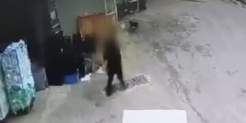 Πλάνο από κάμερα ασφαλείας δείχνει τον πατέρα να μεταφέρει δύο σακούλες στον κάδο. Στη μία από αυτές ήταν μέσα το νεκρό έμβρυο (φωτ.: glomex)