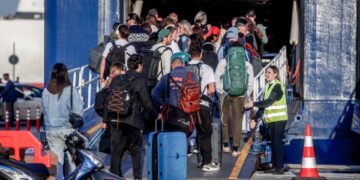 Χιλιάδες κόσμου αναχωρούν σήμερα από το λιμάνι του Πειραιά (φωτ.: EUROKINISSI/Σωτήρης Δημητρόπουλος)