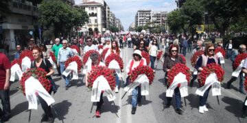 Πένθιμα στεφάνια στην πορεία της Θεσσαλονίκης (φωτ.: ΜΟΤΙΟΝΤΕΑΜ/Βασίλης Βερβερίδης)