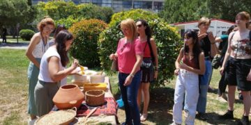 Φοιτητές και καθηγητές ετοιμάζονται να γευματίσουν με προϊστορικές λιχουδιές (φωτ.: ΑΠΕ-ΜΠΕ)