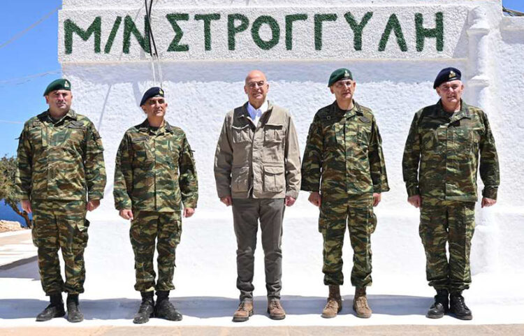 Ο Νίκος Δένδιας επισκέφθηκε επιτηρητικά φυλάκια στο νησιωτικό σύμπλεγμα Μεγίστης (φωτ.: Γραφείο Τύπου ΥΠΕΘΑ)