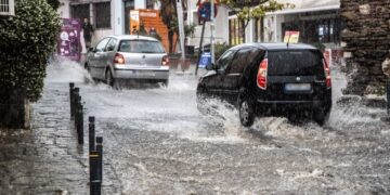 Αυτοκίνητα περνούν μέσα από πλημμυρισμένους δρόμους (φωτ.: EUROKINISSI/Ραφαήλ Γεωργιάδης)
