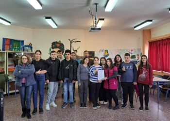 Αναμνηστική φωτογραφία για τη συμμετοχή στον 8ο Μαθητικό Διαγωνισμό με τίτλο «Ελληνισμός της Ανατολής: Πόντος, Μικρασία, Θράκη» (πηγή: Γιώργος Μαυροειδής)
