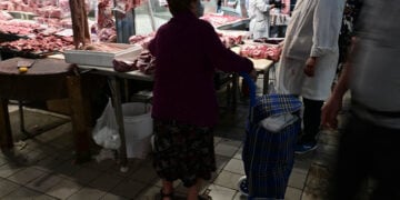 Στιγμιότυπο από την Βαρβάκειο, Μεγάλη Πέμπτη (φωτ.: EUROKINISSI / Τατιάνα Μπόλαρη)