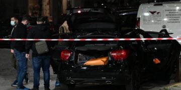 Αστυνομικοί ερευνούν το αυτοκίνητο του θύματος (φωτ.: EUROKINISSI/Τατιάνα Μπόλαρη)