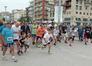 Στιγμιότυπο από τον αγώνα δρόμου που έγινε στην παραλία Βόλου το 2023 (φωτ.: Facebook / Ένωση Ποντίων Νομού Μαγνησίας)