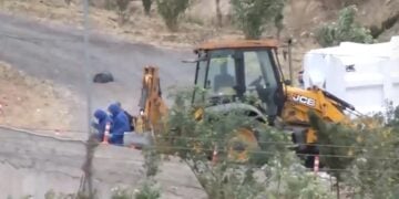 Στελέχη της Σήμανσης ελέγχουν το χώρο όπου εντοπίστηκε το νεκρό έμβρυο (φωτ.: glomex)