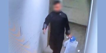 Εικόνα από την κάμερα ασφαλείας που δείχνει τον πατέρα του βρέφους να κατευθύνεται με τις σακούλες στα σκουπίδια (φωτ.: glomex)