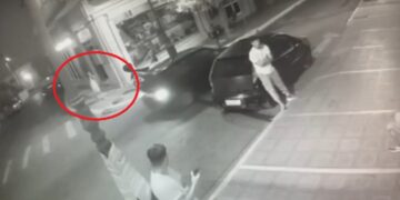 Πλάνο από κάμερα ασφαλείας απεικονίζει την 11χρονη (μέσα στον κύκλο) τις τελευταίες στιγμές πριν μπει στο αυτοκίνητο του καθ' ομολογίαν δολοφόνου της (φωτ.: glomex)