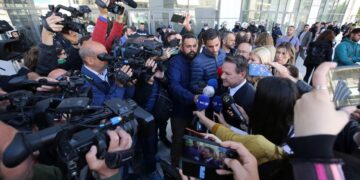 Ο Απόστολος Λύτρας έξω από το Μικτό Ορκωτό Δικαστήριο, μετά την ανακοίνωση της απόφασης του δικαστηρίου για την υπόθεση βιασμού και μαστροπείας της 12χρονης ανήλικης από τον Κολωνό, τον περασμένο Μάρτιο (φωτ.: ΑΠΕ-ΜΠΕ/Αλέξανδρος Βλάχος)