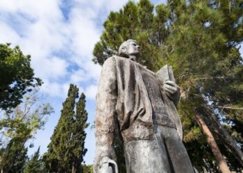 Άγαλμα του Ευαγόρα Παλληκαρίδη στην Πάφο (φωτ.: explorepafos.org)