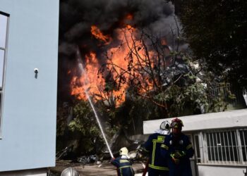 Πυροσβέστες επιχειρούν για την κατάσβεση πυρκαγιάς σε εργοστάσιο κατασκευής τηγανιών, στην οδό Αιγιδών στο Πανόραμα Κηφισιάς. Τετάρτη 12 Ιουνίου 2024 (Φωτ.: Eurokinissi/Μιχάλης Καραγιάννης)