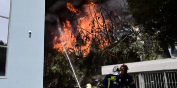 Πυροσβέστες επιχειρούν για την κατάσβεση πυρκαγιάς σε εργοστάσιο κατασκευής τηγανιών, στην οδό Αιγιδών στο Πανόραμα Κηφισιάς. Τετάρτη 12 Ιουνίου 2024 (Φωτ.: Eurokinissi/Μιχάλης Καραγιάννης)