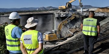 Κατεδαφίζεται η γέφυρα στο ύψος του Ισθμού της Κορίνθου (φωτ.: Βασίλης Ψώμας/EUROKINISSI)