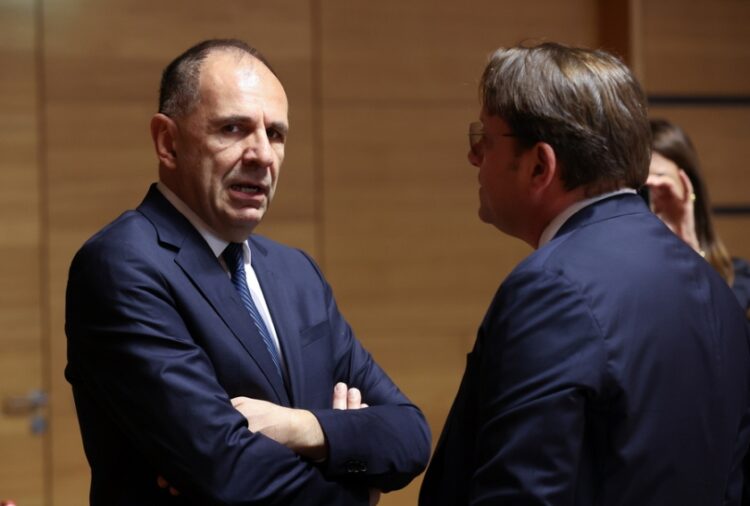 Ο Έλληνας ΥΠΕΞ Γιώργος Γεραπετρίτης συνομιλεί με τον Ευρωπαίο Επίτροπο Γειτονίας και Διεύρυνσης Όλιβερ Βάρχεϊ
κατά τη διάρκεια του Συμβουλίου  Εξωτερικών Υποθέσεων της Ευρωπαϊκής Ένωσης στο Λουξεμβούργο (Φωτ.: EPA/Olivier Hoslet)