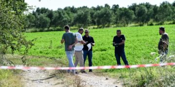 Αστυνομικοί ερευνούν το σημείο στο οποίο βρέθηκε νεκρή η 11χρονη που αγνοείτο στην Ηλεία (Φωτ.: Ilialive.gr/eurokinisi/Γιάννης Σπυρούνης)