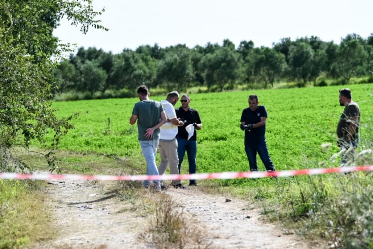 Αστυνομικοί ερευνούν το σημείο στο οποίο βρέθηκε νεκρή η 11χρονη που αγνοείτο στην Ηλεία (Φωτ.: Ilialive.gr/eurokinisi/Γιάννης Σπυρούνης)