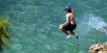 Μέρα για βουτιές και η σημερινή. Εικόνα από την παραλία της Αρβανιτιάς (φωτ.: Βασίλης Παπαδόπουλος/ EUROKINISSI)