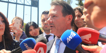 Ο Απόστολος Λύτρας μιλά σε δημοσιογράφους έξω από τα δικαστήρια της πρώην Σχολής Ευελπίδων (φωτ.: EUROKINISSI / Γιάννης Παναγόπουλος)