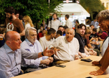 Μίμης Δομάζος, Βίκτωρας Μητρόπουλος και Μπάμπης Σταυρόπουλος σχολιάζουν με τον Θωμά Μαύρο τον αγώνα Αυστρία-Γαλλία (φωτ.: ΟΠΑΠ)