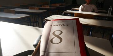 Μαθητής σε σχολική αίθουσα εν αναμονή της έναρξης των Πανελλαδικών Εξετάσεων 2024 (φωτ.: ΑΠΕ-ΜΠΕ/ Ορέστης Παναγιώτου)
